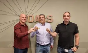 שמוליק מילנר מנכל משותף טופ גרופ מיכאל בן שבת מנכל BIBD וגלעד הר עוז מנכל משותף טופ גרופ. צילום יחצ