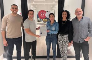בתמונה: מימין לשמאל: איציק טאיב, מנהל פיתוח עסקי באברא; אפרת מנצור EVP באברא, קרן עמר EVP באברא; דור וינטר, מנהל שותפויות עסקיות במאנדיי, ברק זיגדון, מנהל שותפויות אסטרטגיות אירופה ומזרח תיכון במאנדיי צילום יחסי ציבור