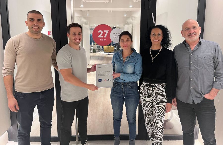 בתמונה: מימין לשמאל: איציק טאיב, מנהל פיתוח עסקי באברא; אפרת מנצור EVP באברא, קרן עמר EVP באברא; דור וינטר, מנהל שותפויות עסקיות במאנדיי, ברק זיגדון, מנהל שותפויות אסטרטגיות אירופה ומזרח תיכון במאנדיי צילום יחסי ציבור