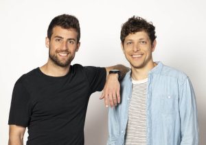 רועי גולדברג מייסד שותף וסמנכל תפעול עם נדב שובל מייסד שותף ומנכ''ל חברת אופן ווב קרדיט צילום אופן ווב